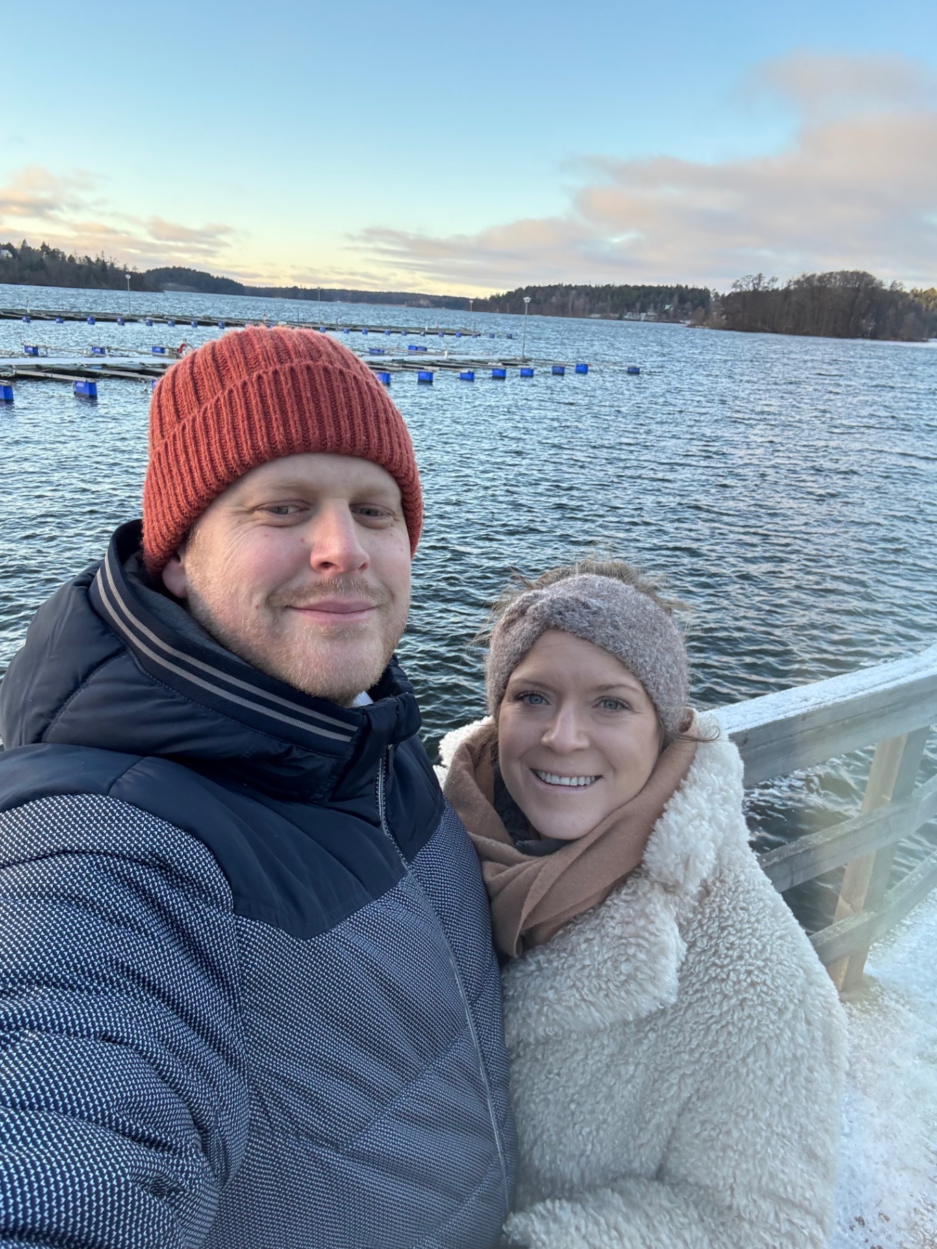 Amanda och Simon tillsammans vid vattnet