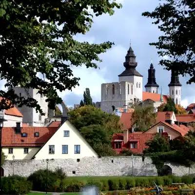 Visby innerstad med kyrktorn ovanför röda tak