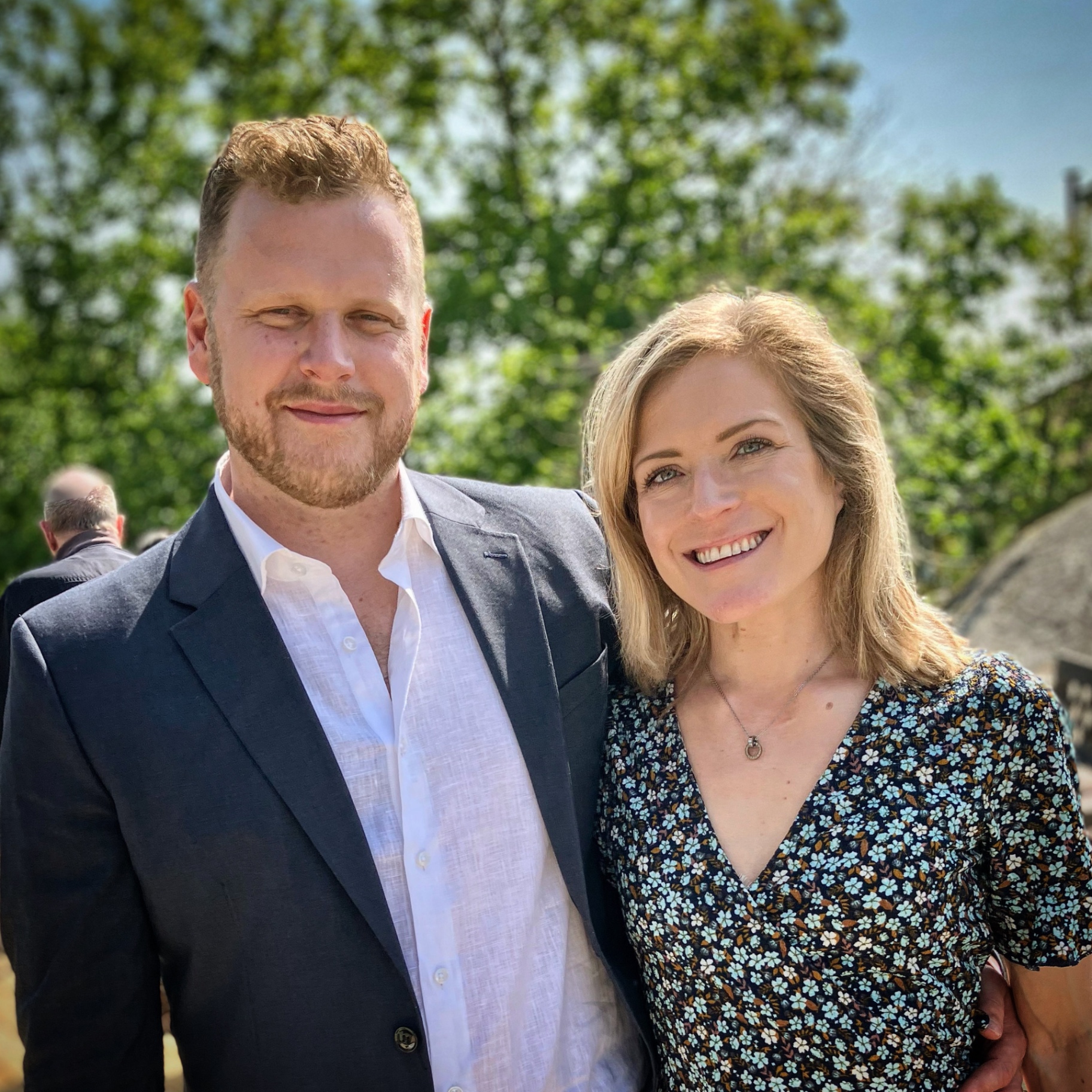 Amanda och Simon tillsammans i sommargrönskan