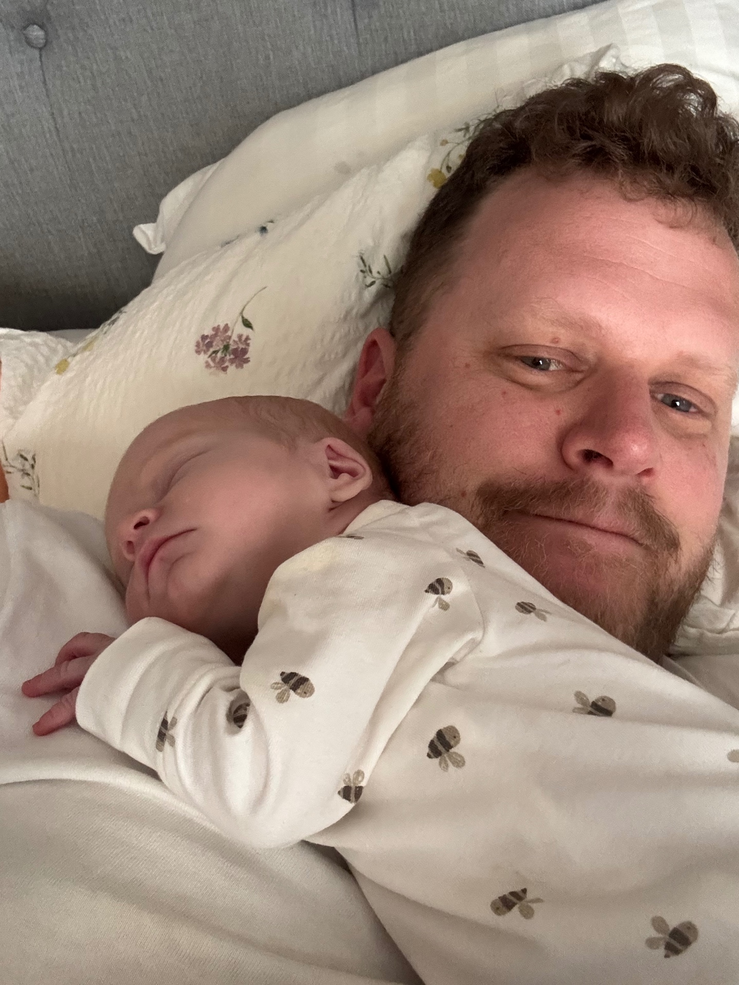 Alba sover på Simons bröst