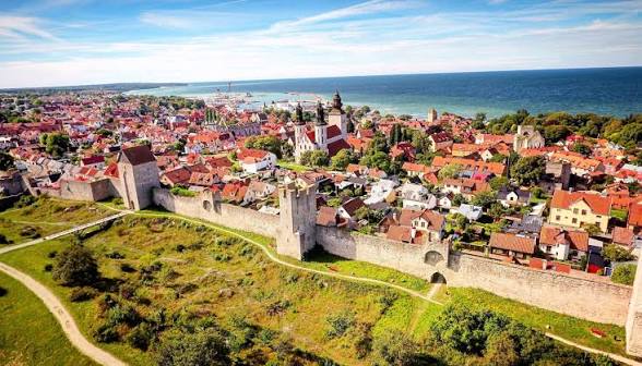 Visby med ringmuren och havet ovanifrån