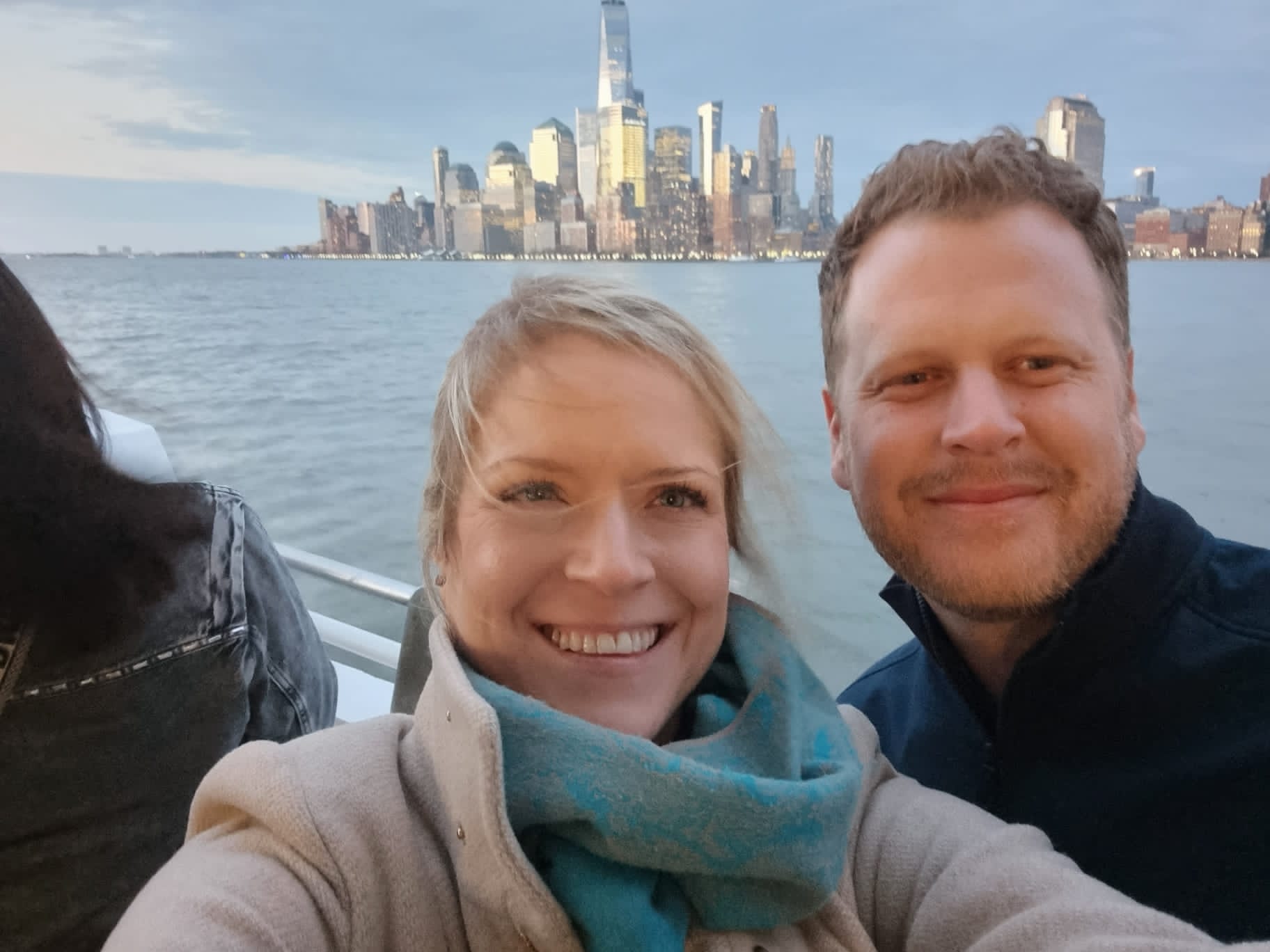 Amanda och Simon på en båt med New York i bakgrunden
