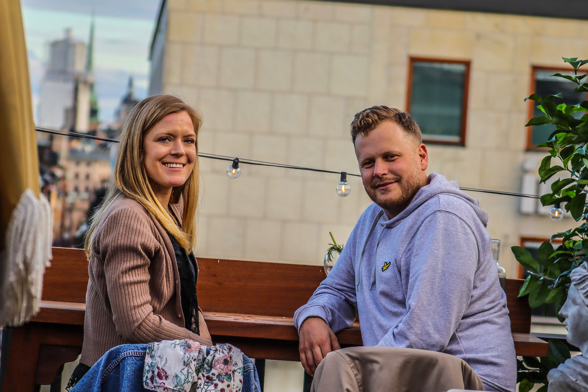 Amanda och Simon tillsammans på en uteservering
