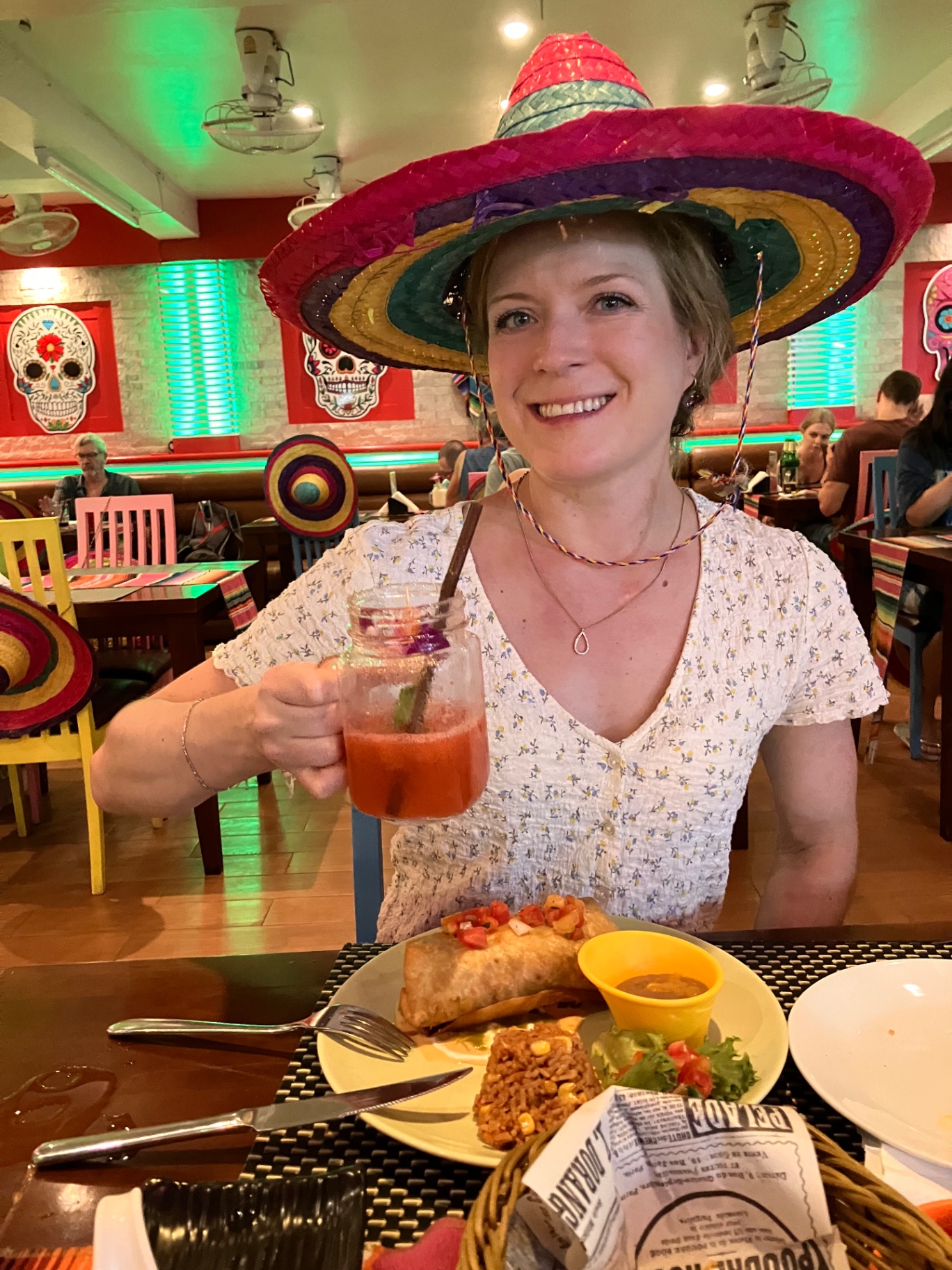 Amanda med färgglad sombrero på restaurang