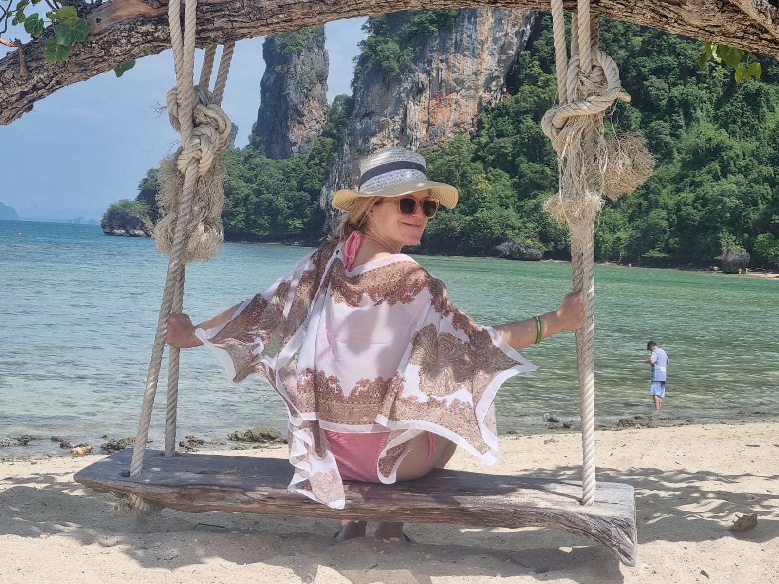 Amanda på en gunga vid stranden