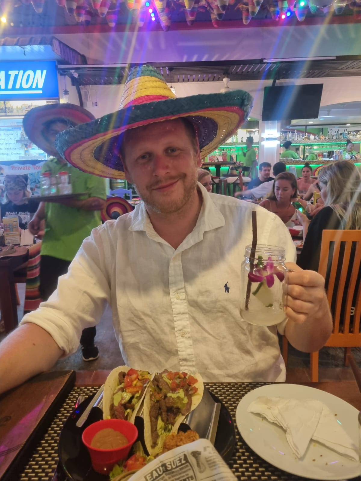 Simon med färgglad sombrero på restaurang