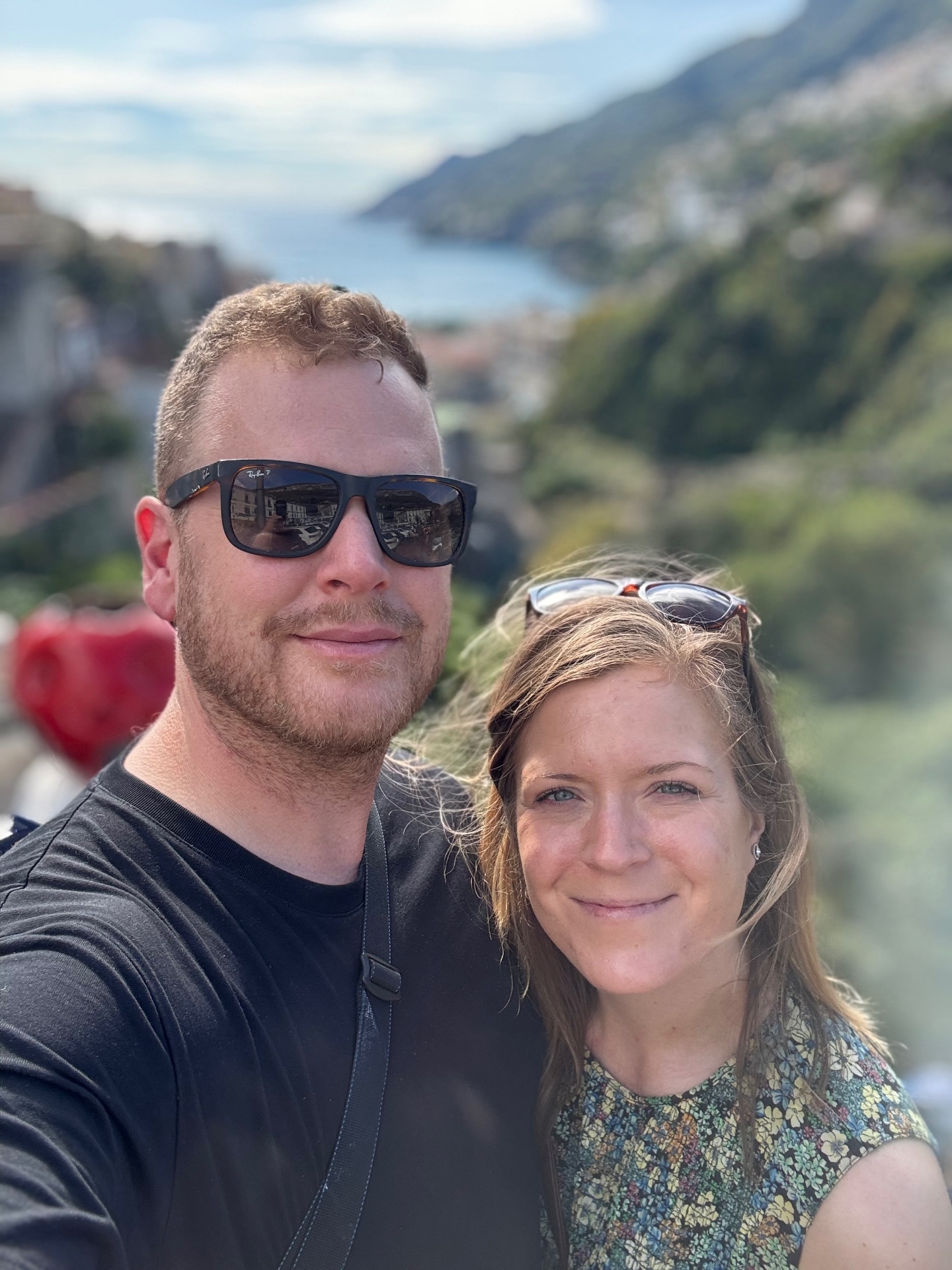 Amanda och Simon med havet i bakgrunden
