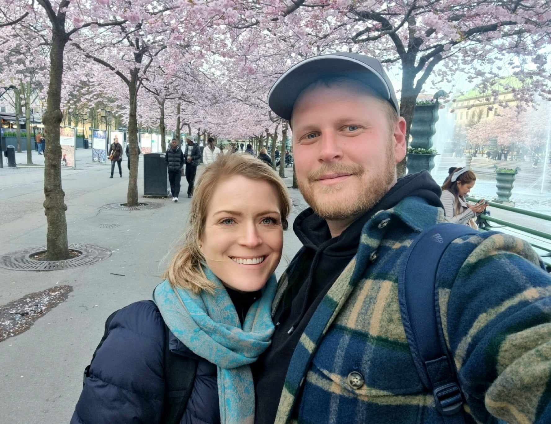Amanda och Simon under blommande körsbärsträd