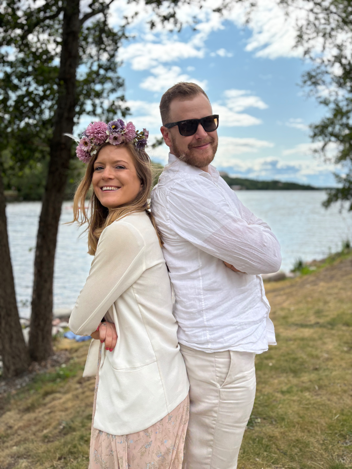 Amanda och Simon vid vattnet en sommardag
